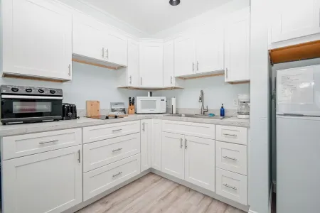 Beautiful Condo 127 with AC in charming Cedar Key