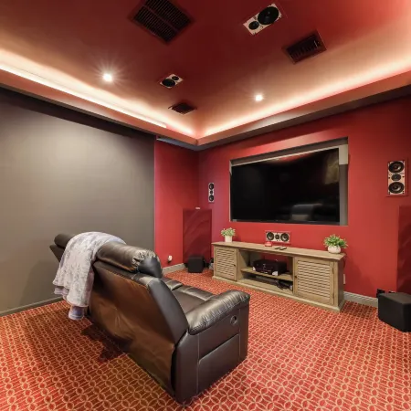 Pool & Home Theater: Lighthouse Point Home!