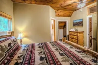 Amazing Cabin w/Firepit, Gametable, Hot Tub, Wifi, Cable