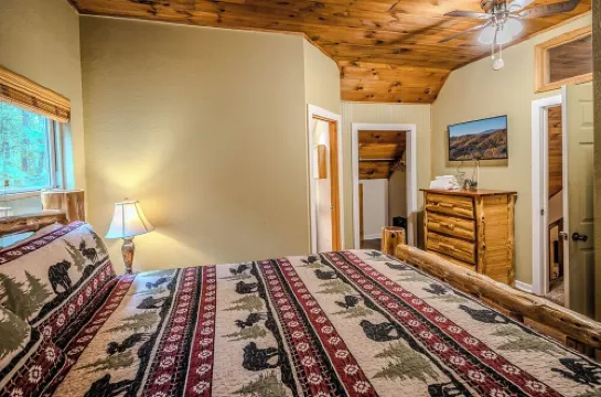 Amazing Cabin w/Firepit, Gametable, Hot Tub, Wifi, Cable