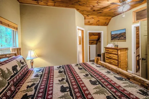 Amazing Cabin w/Firepit, Gametable, Hot Tub, Wifi, Cable