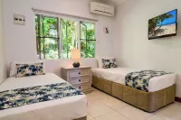 Hanalei Beach House, 3min walk  to Beach, Private Heated Pool!