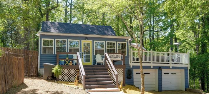 Adorable Beach Cottage w/ Hot Tub & Tropical Bar! Hotels in Calvert County
