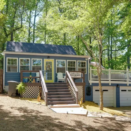 Adorable Beach Cottage w/ Hot Tub & Tropical Bar!