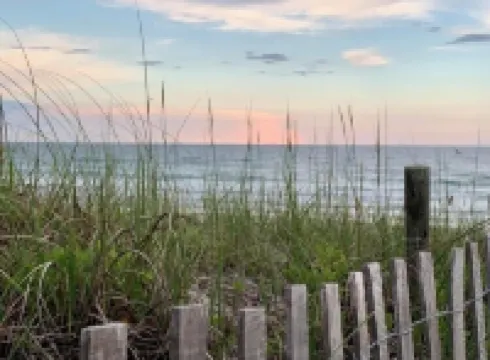 Walk to the beautiful Wrightsville beach in less than a minute! 來特斯維海灘酒店