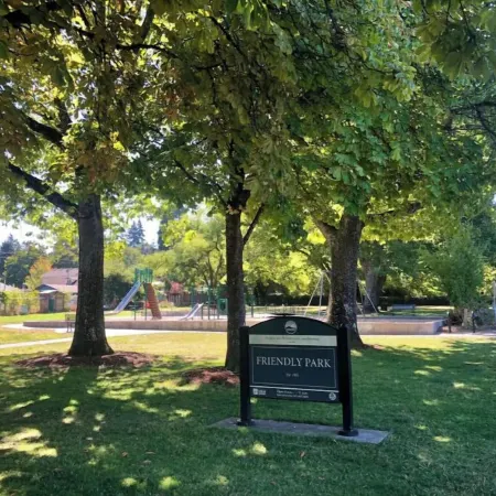 Friendly Alley Bungalow~Private Oasis Close to UO