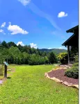 Book NOW! Sleeps 8-Toccoa River with HOTTUB Hotels near Hooves and Feathers Petting Farm, LLC