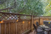 Charming Townhome,PRIME LOCATION,Historic,Mins to USC,TVs,Parking,Fireplace,W/D Riverbanks Zoo & Garden附近的飯店