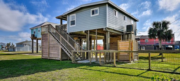 Steps to Sand: Surfside Beach Gem w/ Large Yard Hotels in Surfside Beach