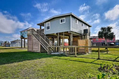 Steps to Sand: Surfside Beach Gem w/ Large Yard - Wifi