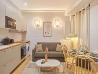Charming apartment Center  of Paris โรงแรมใกล้จัตุรัสปลาซโดฟีน