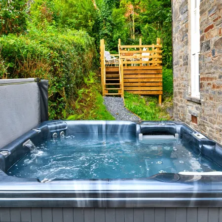 Chapel in Snowdonia with Hot Tub & Games Room Отели в г. Макинлет