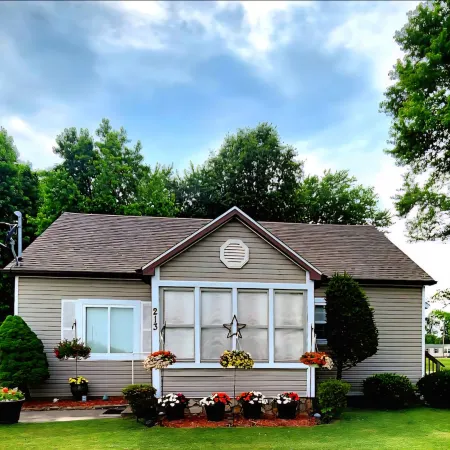 Lakeside Shady Rest Home Away from Home blocks from Rend Lake and I57/I64