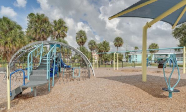 Coastal Sea Side Townhome - Walk to Beach!