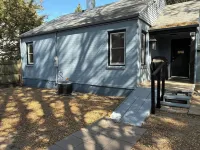 Colleens  2-bedroom house in Rock Falls with AC, WiFi.