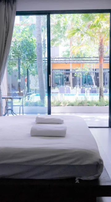 ห้องดีลักซ์พร้อมระเบียงและวิวสระว่ายน้ำ(เตียงคิงไซส์)