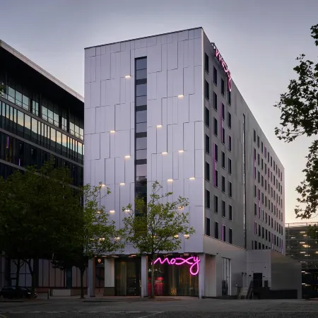 Moxy Milton Keynes Отели рядом с достопримечательностью «Железнодорожный вокзал Блетчли»