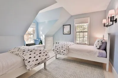 Premier Woodstock Village Riverfront Home AT trailhead Woodstock VT附近的飯店