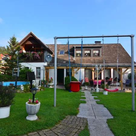 Gemutliches Ferienhaus Mit Pool in Blankenburg