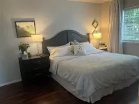 Cozy Cottage 1 Bedroom with King Bed Fenced Pet Yard 5Min Walk to Old Roseville