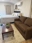 Cheerful cabin with KING bed and WiFi, AC in charming Plainview