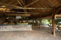 Cresta Mowana Safari Resort & Spa - bar