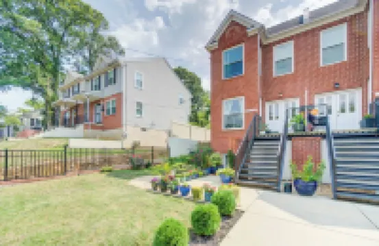 Subway & Easy Parking! Sunny 2 Bdrm w/ King Bed Hotels near Benning Park