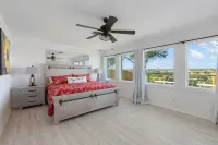 Guadalupe Bluff Farmhouse 3 Bedroom Home by Redawning - موقف سيارات