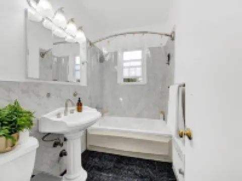 Spacious 3BR Luxe Escape near NYC Hotels in Yonkers