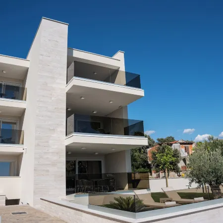 Bumblebee apartments & rooms with pool