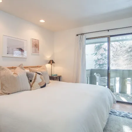 Andora Villa #123 Newly Remodeled 2 BR / 2bath, Centrally Located, Close to Town Center