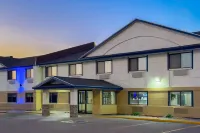 Travelodge by Wyndham Fargo West Acres - Pool