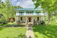 Secluded Marshall Farmhouse w/ Hot Tub! - parking