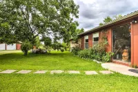 On Scenic 60-Acre Farm: Carmine Cottage w/ Porch - Homestays