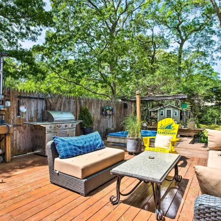 Charming Hampton Bays Home 5 Mi to Coopers Beach