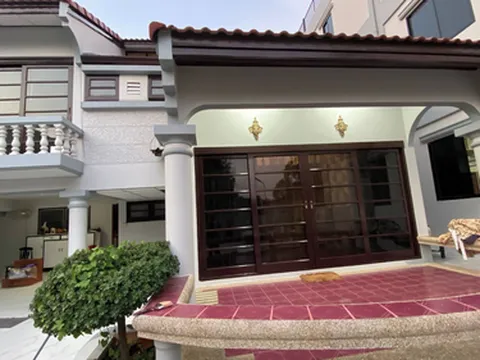 รูปภาพของบ้านพักบังกะโลปรับปรุงใหม่ที่สวยงาม 2 ชั้น