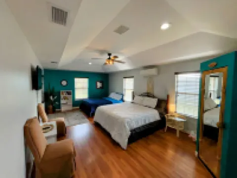 Spacious Family Home-Game Room & Sauna- 2 King Beds-5 mins 2 Beach-Pets Welcome! 鄰近Island Style的酒店