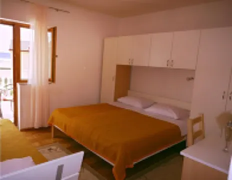 斯塔裡格勒的三人公寓
