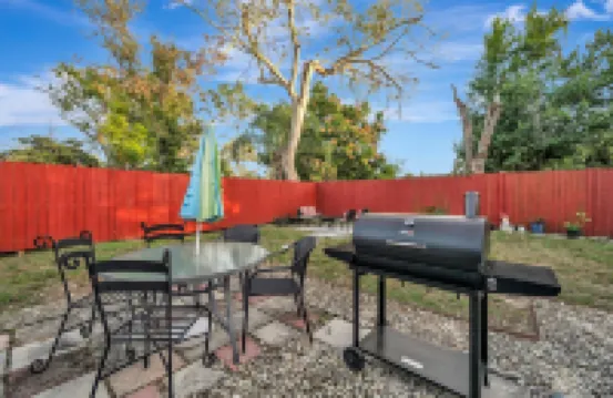 Sleeps 8 Near Busch Gardens With BBQ and Fenced Yard