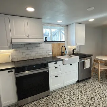 Modern 1Br Near Providence & Boeing - Fast WiFi & Work Desk