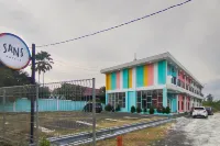 Sans Hotel Ava Palangkaraya by RedDoorz - Parkplatz