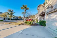 Cozy Island Townhouse W/screened Porch, Shared Pool, & Serene Pond Views - 4 stjerner