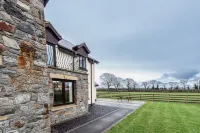Spacious Country House for 14, Holywell, No Deposit - 3-Star