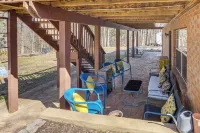 10 Mi to Downtown Clarksville: Studio w/ Patio!