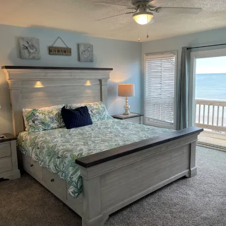 OCEANFRONT ! Family fun steps from the beach!😎🦀 pet friendly, linens included!