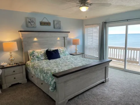 OCEANFRONT ! Family fun steps from the beach!😎🦀 pet friendly, linens included!
