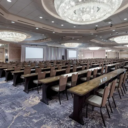 Hilton Charlotte Uptown Отели рядом с достопримечательностью «Площадь Духа/Центр исполнит. искусств Блюменталь»