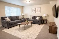 Spacious fully loaded 4-bedroom townhome sleeps 12 freeway access next to BYU