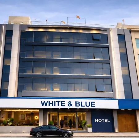 WHITE & BLUE Отели рядом с достопримечательностью «Коммерческий центр Worldmark Aerocity»