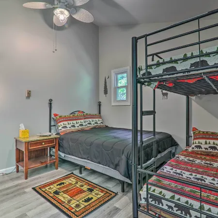 Fire Pit & Community Perks: Blakeslee Cottage!